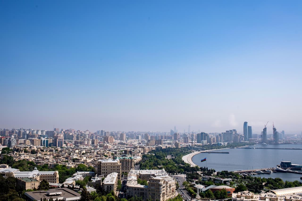 Bakú será la sede de la Final de la Europa League entre Chelsea y Arsenal. La capital de Azerbaiyán, que recibirá el duelo del miércoles 29 de mayo, ofrece espectaculares postales.