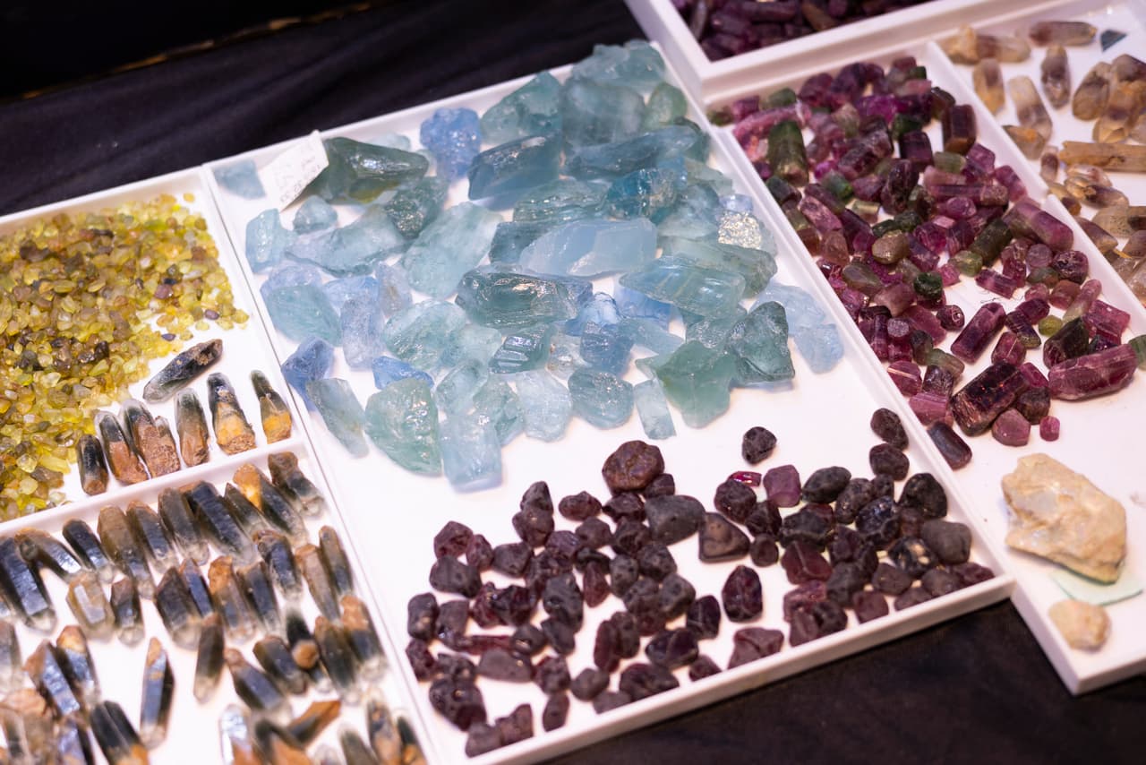 Una de las demostraciones de piedras que pueden observar los asistentes a la exhibición de minerales, piedras y fósiles 2023 en Tucson.