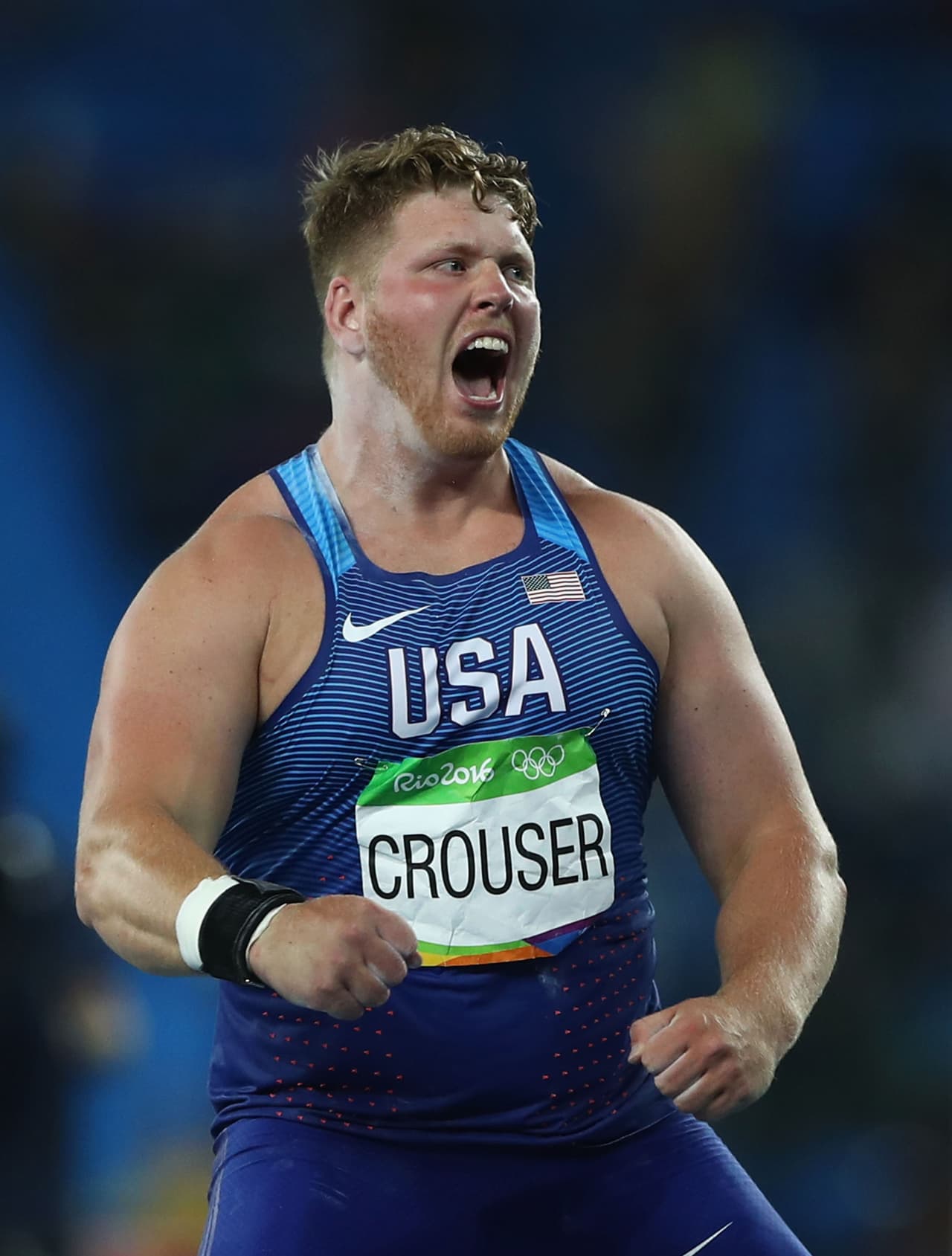 Ryan Crouser celebra el lanzamiento que lo hizo gandor de la medalla de oro y nuevo record olímpico en en lanzamiento de bala.