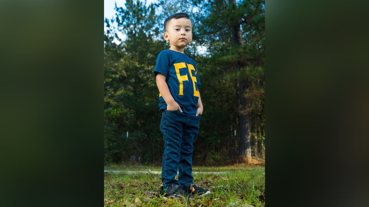 El sheriff Don Sowell le entregó una insignia y un parche de ayudante juvenil, ya que el menor ha dicho que cuando crezca quiere ser policía.