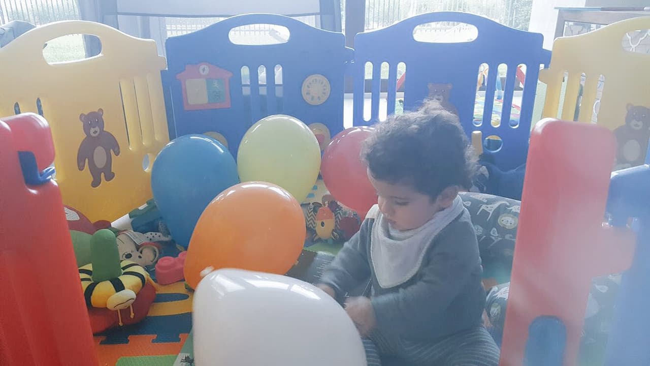 El pequeño cumplió 9 meses el pasado 8 de abril: "¡¡Buenos días!! Desde esta esquina aprendiendo a inflar globos. ¡¡Feliz domingo!!", se puede leer en la misma red social.