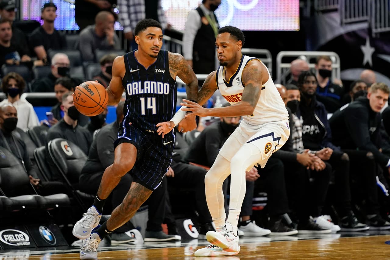El base del Magic de Orlando, Gary Harris, es marcado por el base de los Nuggets de Denver, Monte Morris.