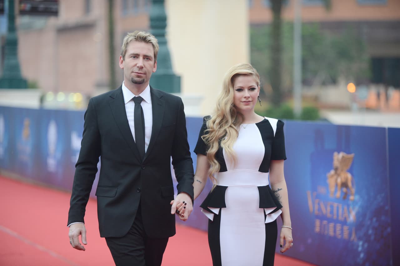 Avril Lavigne anunció que termina su matrimonio de dos años con Chad Kroeger.