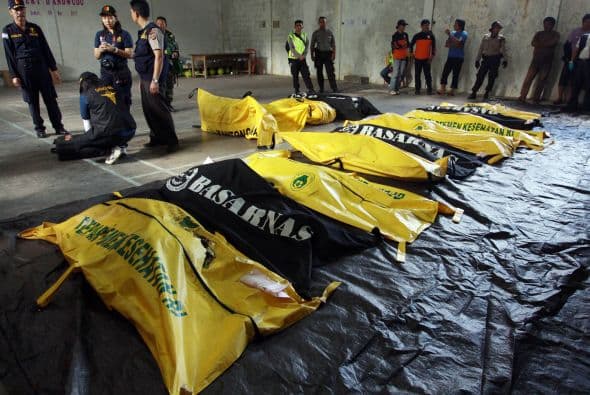 El jefe de la Policía de Sulawesi del Norte, Dicky Atotoy, dijo que 14 cadáveres fueron sacados de entre el lodo y los escombros de casas, incluso los de tres niños de entre 3 y 10 años.