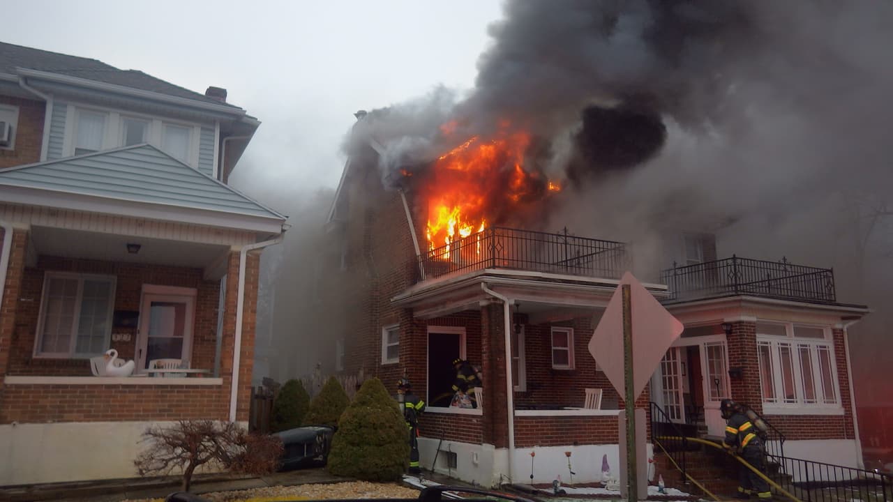 Demanda afirma que una operadora del 911 colgó una llamada en español reportando un incendio donde murieron dos latinos