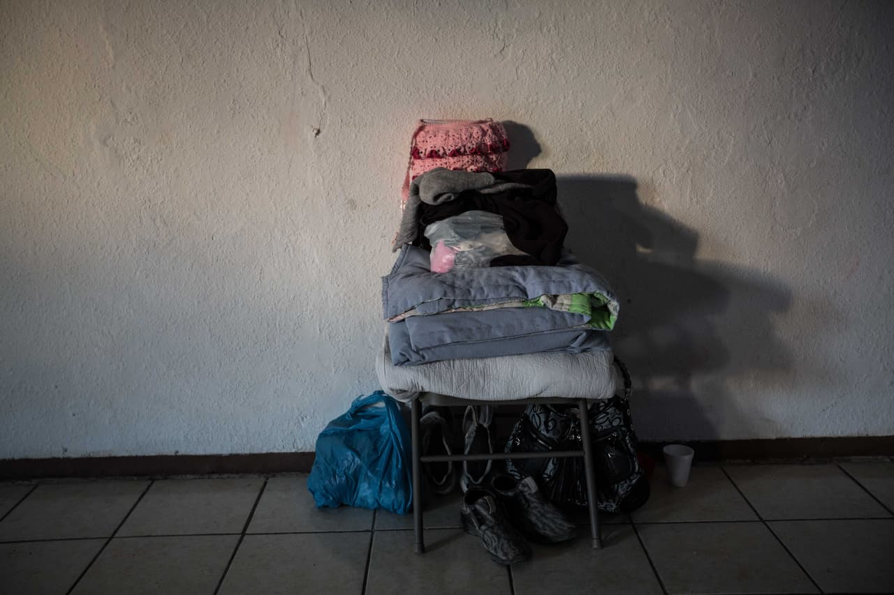 A la semana, dice Banda, llegan entre 40 y 60 centroamericanos que han sido devueltos por Estados Unidos: 40% de ellos se queda, pero el 60% que se va se repone rápidamente por el flujo de migrantes que asegura sigue recorriendo la frontera en su intento por ganar un asilo. Esmeralda Siu, coordinadora de la Coalición Pro Defensa del Migrante, reclama que hasta el momento 
<b>"el gobierno federal no está cumpliendo con la parte que le corresponde de dar atención humanitaria integral.</b> La atención continúa siendo a través de los albergues e iglesias". Asegura, además, que en sus registros nota que muchos de los centros que reciben a inmigrantes en la frontera están a 90% de su capacidad: "Creemos que esto se va a agudizar", explica.
<br>