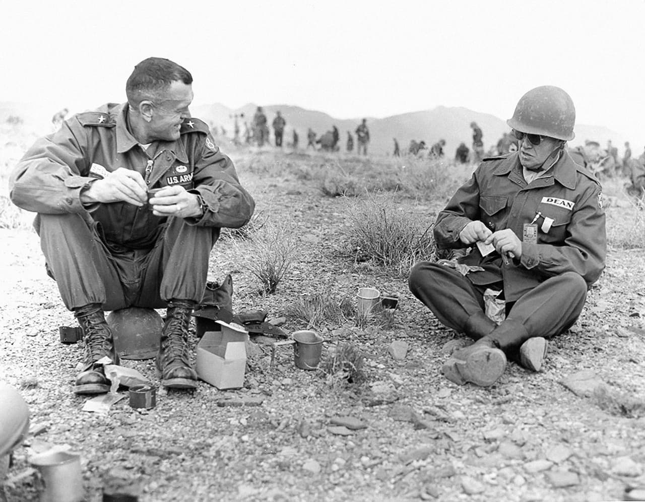 Miembros del ejercito de los EEUU en un ejercicio de combate en el área de detonación de bombas nucleares de prueba en Nevada.