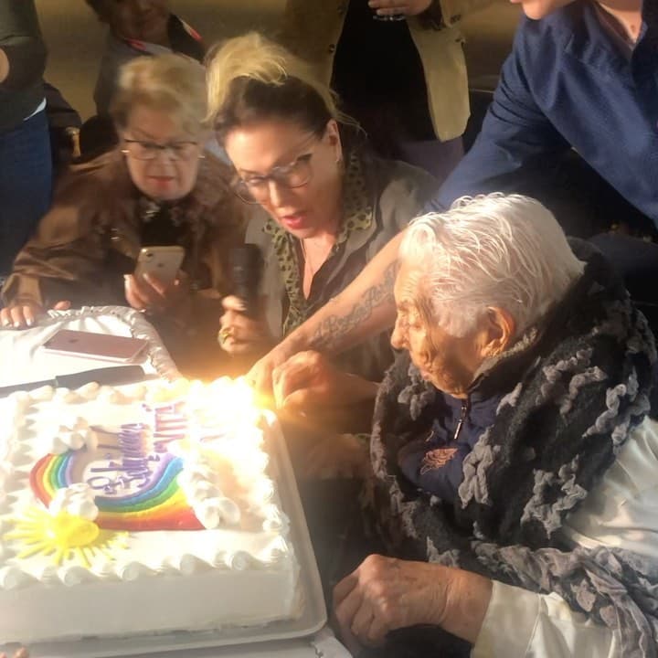 Ante esto, Laura Zapata dio respuesta. "
<b><a href="https://www.eluniversal.com.mx/espectaculos/laura-zapata-y-su-abuela-con-un-pie-afuera-del-asilo-la-actriz-responde-la-cuidadora" target="_blank">Ella sí es enfermera </a></b>porque la contratamos así, no gana lo mismo una enfermera que una cuidadora", dijo en entrevista para El Universal, publicada el sábado 30 de enero. 
<br>