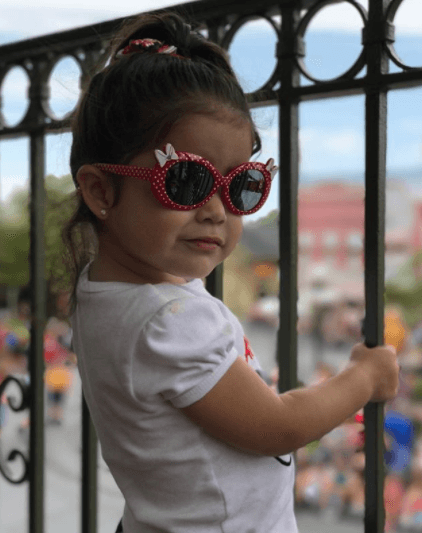 ¡Cómo no compartir el estilazo que tiene Giulietta! Tan chiquita y ya le copia el gusto por las cámaras a su mamá.