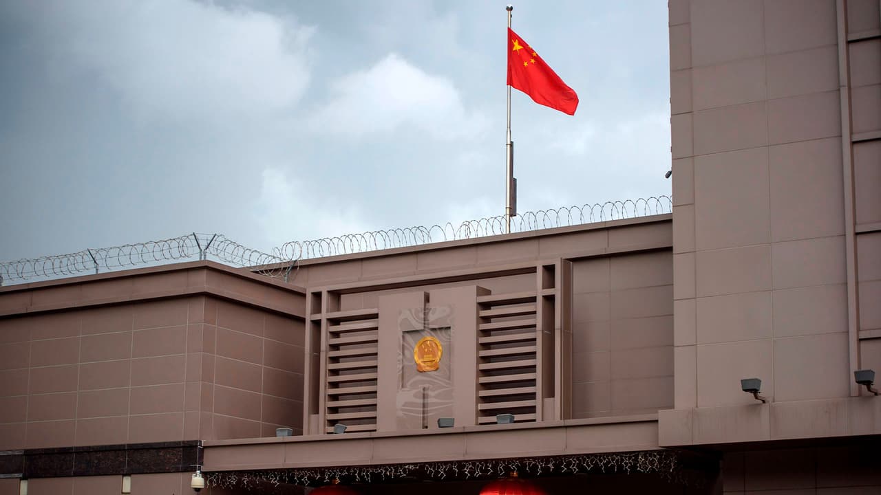 <a href="https://www.univision.com/local/houston-kxln/china-da-a-conocer-que-eeuu-le-ordeno-el-cierre-de-su-consulado-en-la-ciudad-de-houston" target="_blank">El consulado de China en Houston amaneció cerrado este miércoles. </a>La razón, según el gobierno de ese país, es que Estados Unidos ordenó su cierre y terminar sus operaciones a partir del 24 de julio.