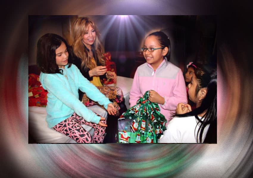 Pero sin duda lo más importante que ha hecho, es contagiar de su espíritu altruista a su hija Sabrina, con quien llevó regalos a los niños pobres en Navidad.