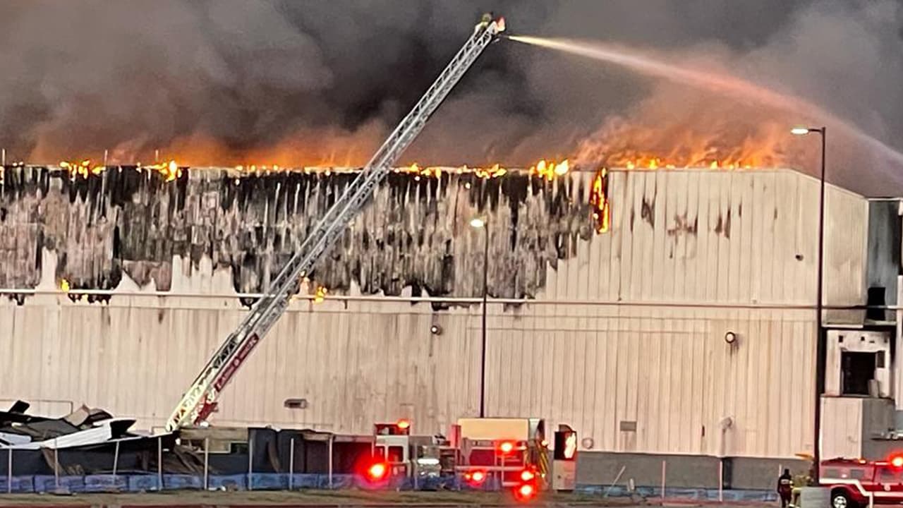 Alerta Local: Decenas de bomberos luchan con un incendio en un almacén en 1900 Pacific Ave.