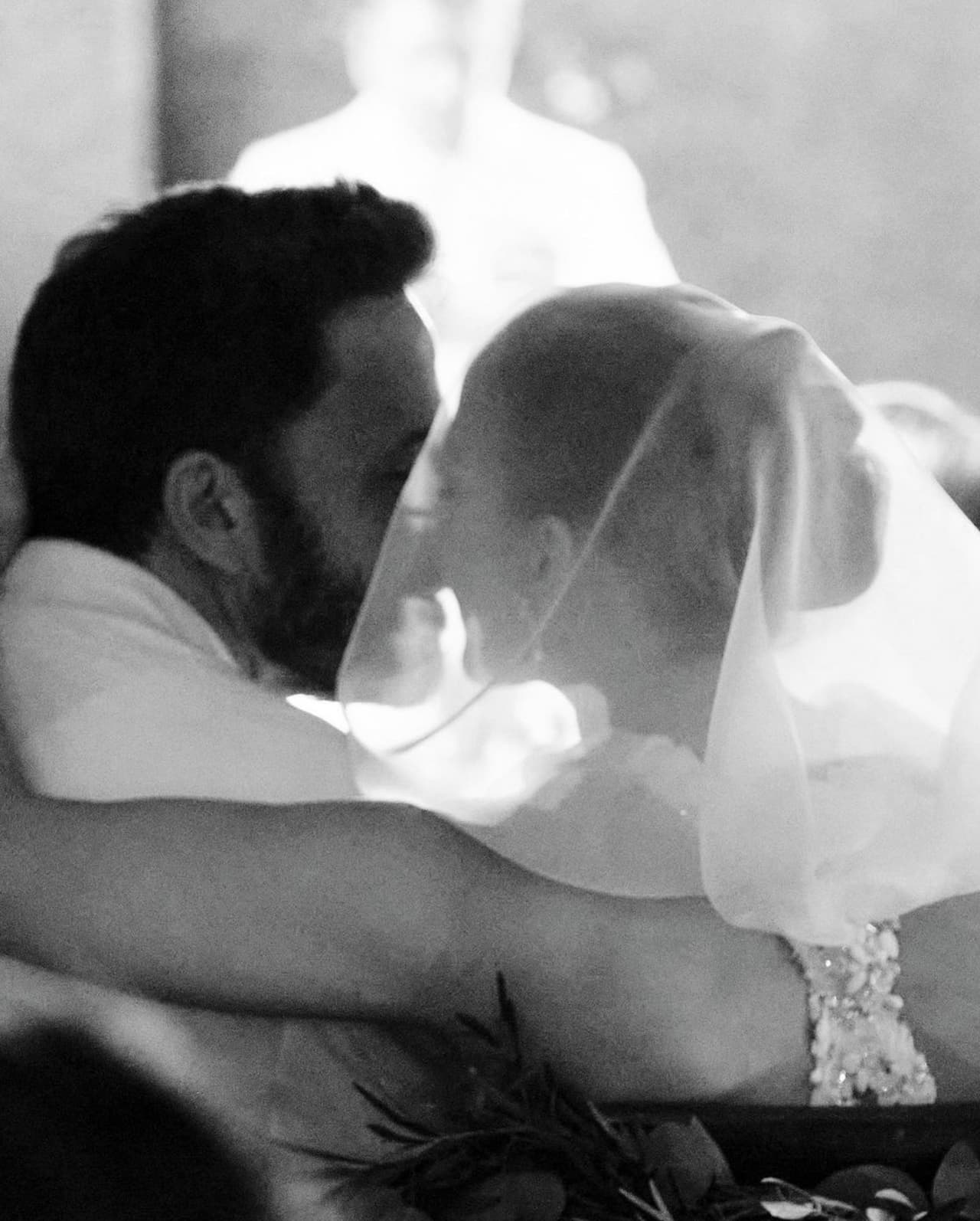 JLo y Ben Affleck comenzaron una relación originalmente en julio de 2002 y se comprometieron en noviembre. Sin embargo, cancelaron la boda en septiembre de 2003. 
<br>