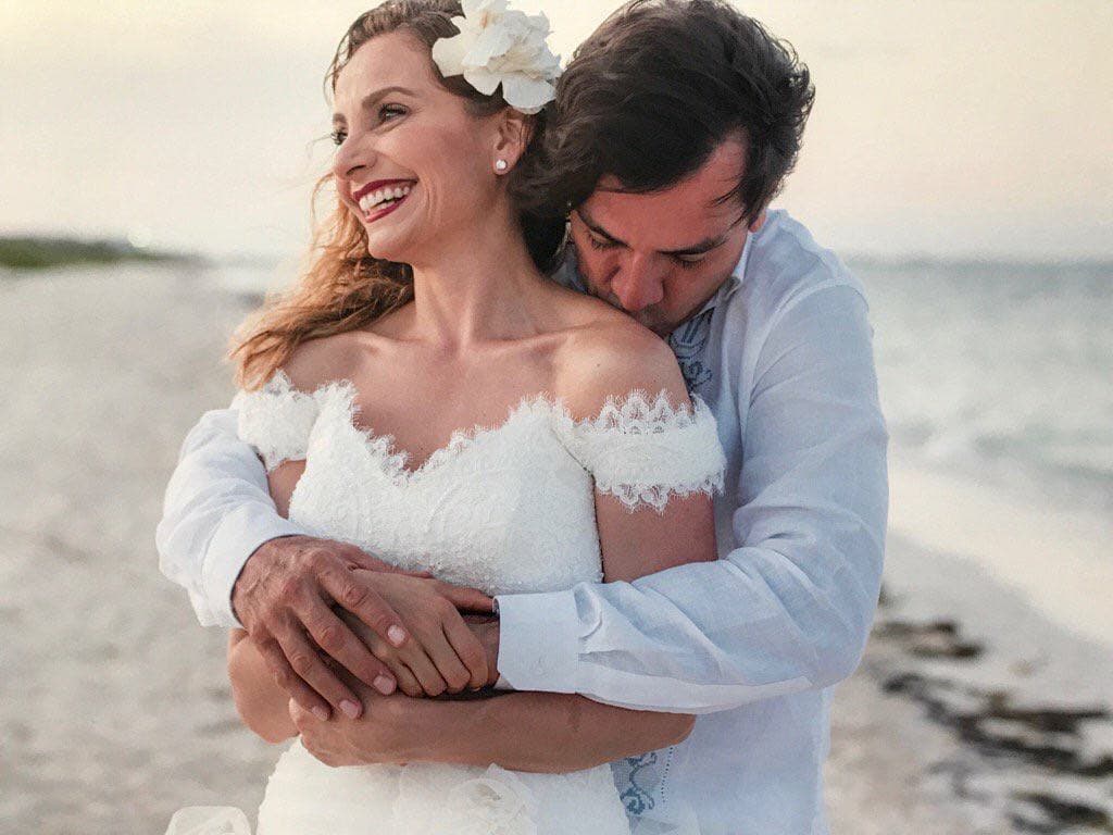 "¡¡¡Así celebramos 6 años de matrimonio amándonos!!!", comentó 
<b><a href="http://www.univision.com/temas/elizabeth-alvarez">Elizabeth</a></b> junto a esta imagen con la que reafirmó su amor hacia Jorge. Pero, ¿cómo comenzó su romance?
