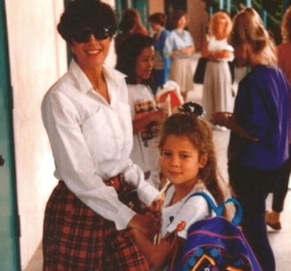 Mientras tanto, 
<b><a href="https://www.univision.com/entretenimiento/que-esconde-el-closet-de-kris-jenner">Kris Jenner</a></b> aprovechó el cumpleaños de su hija para hacerse eco de sus palabras. “Hermosa, inteligente, amable y 
<b>la persona más fuerte que conozco</b>”, publicó en su Instagram a modo de felicitación.