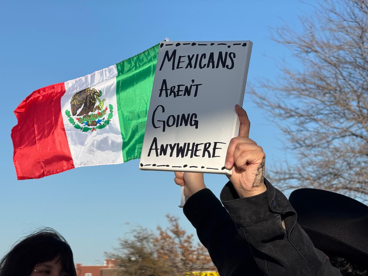 <h2 class="cms-H2-H2">DALLAS</h2>
<br>
<br>En el norte de Texas los latinos también se organizaron para salir a protestar y decidieron cerrar sus negocios con la consiga: "Los mexicanos no van a ninguna parte".