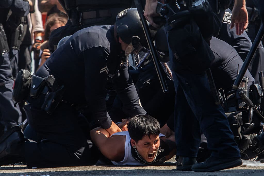 Preliminarmente no se pudo ofrecer de inmediato una cifra de arrestados en la manifestación frente al edificio federal en el centro de Los Ángeles. Cerca de las 9:00 de la noche, se indicó que solo 10 personas estaban arrestadas.
