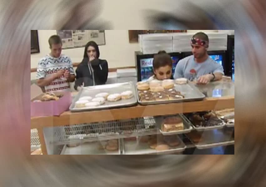 Pero no sólo eso, sino que la cajera del lugar aseguró que la cantante fue muy grosera. Pero Ariana fue captada en video y en el mismo no sólo lame las donas, sino que habla mal de Estados Unidos.