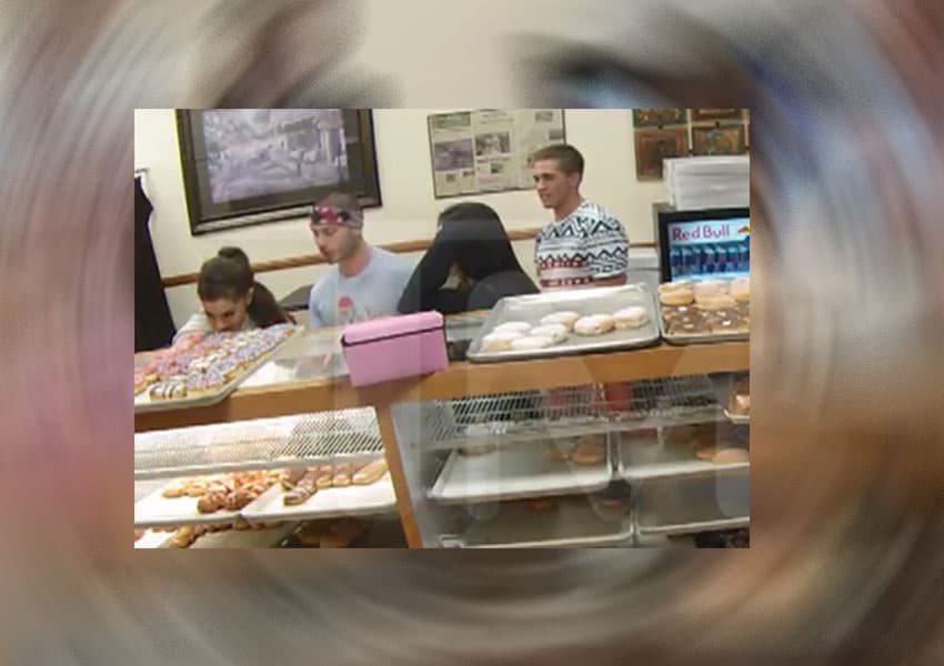 En el mes de junio Ariana consideró que era divertido lamer una dona en un establecimiento y no pagar por ella.