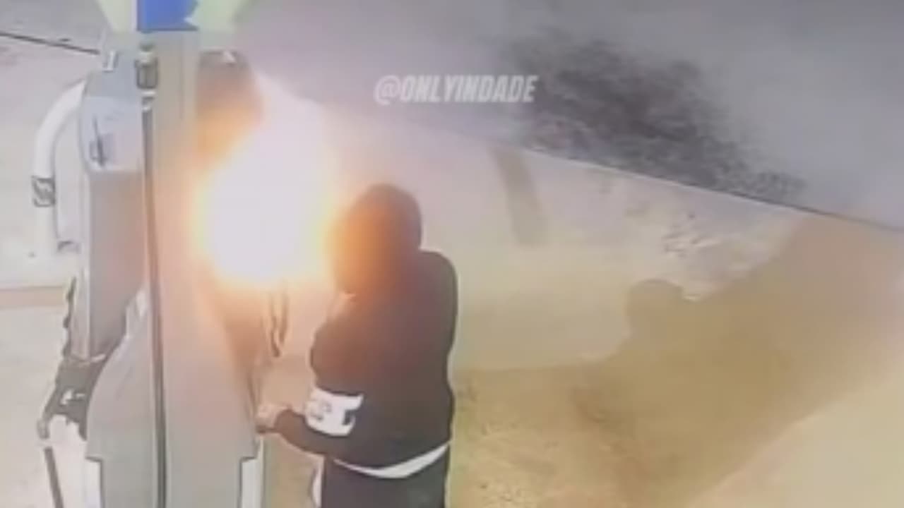 Buscan a hombre que prendió fuego en una gasolinera con un cartel en contra del embargo a Cuba