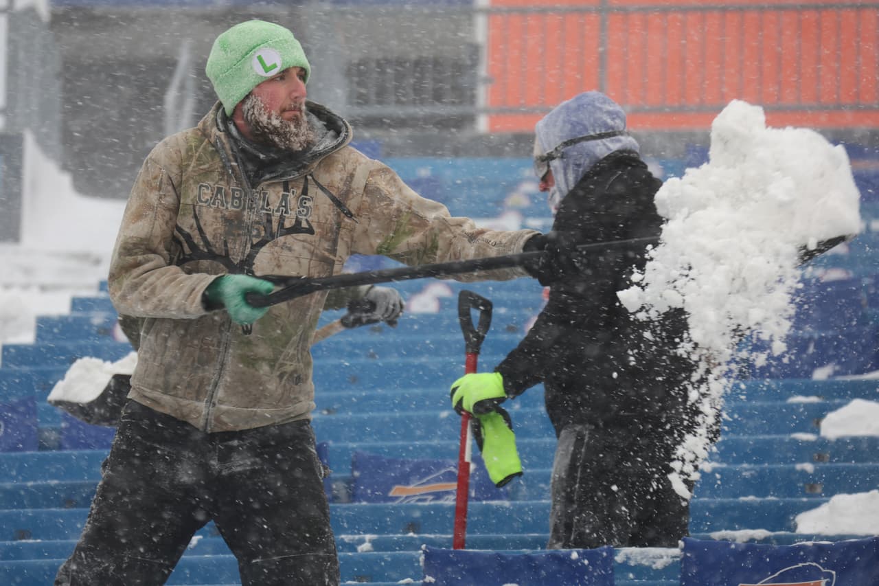 Trabajadores del Highmark Stadium, de los Buffalo Bills, trabajan intensamente para remover la nieve y dejar todo preparado para el partido.
<b>Autoridades reportaron que, hasta el momento, no hay afectaciones mayores</b>.