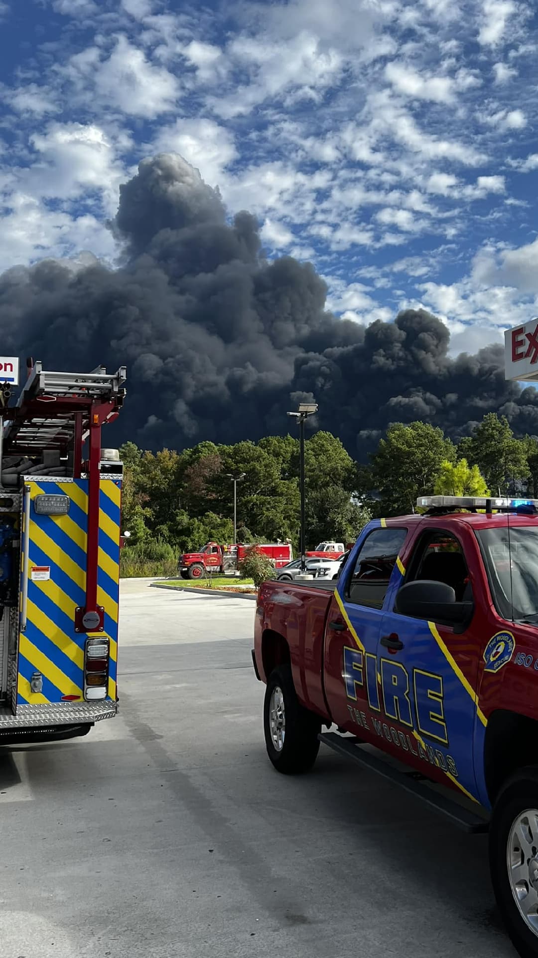 El equipo de materiales peligrosos del Departamento de Bomberos de The Woodlands fue despachado a la escena del incendio para asistir a las autoridades del condado de San Jacinto.