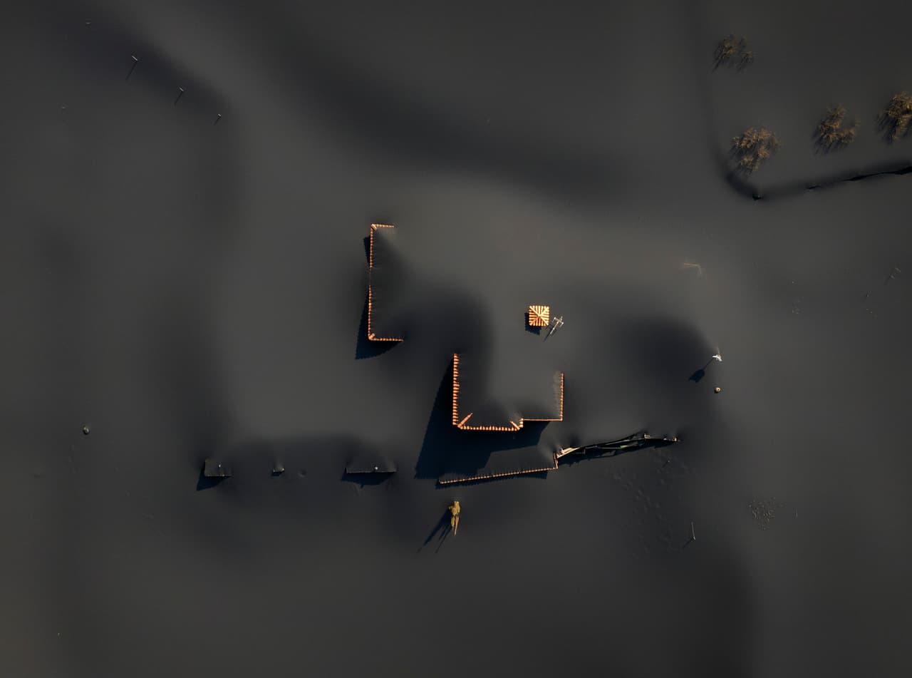 Una de las casas afectadas por la ceniza. Las Islas Canarias se ven afectadas por anormalidades termales que vienen desde del núcleo del planeta, expresó Esteban Gazel, experto en geoquímica de la
<b>Universidad de Cornell</b> en Estados Unidos, y quien ha coleccionado muestras del Volcán Cumbre Vieja.