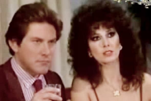 Arnaldo André volvió a Argentina y provocó escándalo con la telenovela 'Amo y señor'. Este melodrama se estrenó un año después del fin de la dictadura militar, y es considerada "la telenovela del destape argentino" porque mostró candentes momentos y escenas eróticas que, antes de la llegada de la democracia, era imposible ver en televisión.