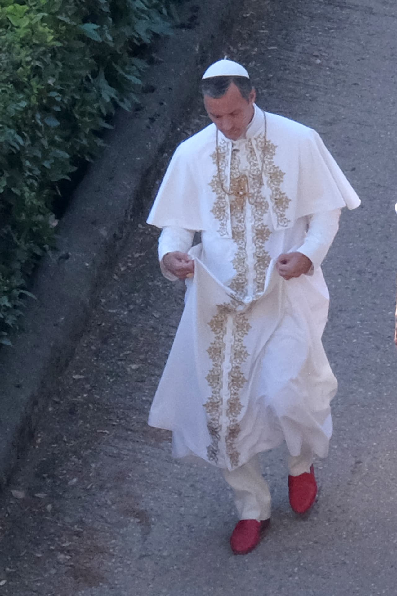 Pero no se espanten chicas, que este bombón no ha dedicido tomar los hábitos.