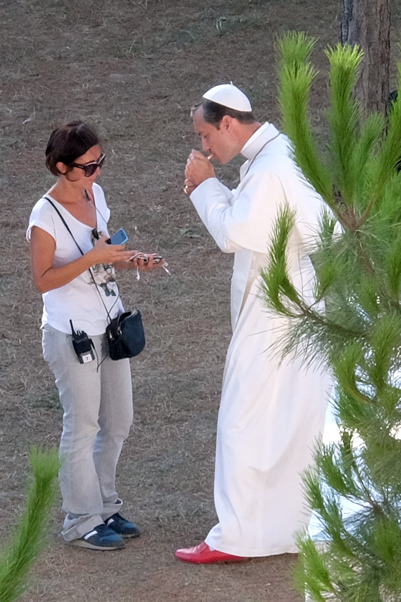 El galán de Hollywood estaba vestido como un sacerdote y uno no tan bien portado.