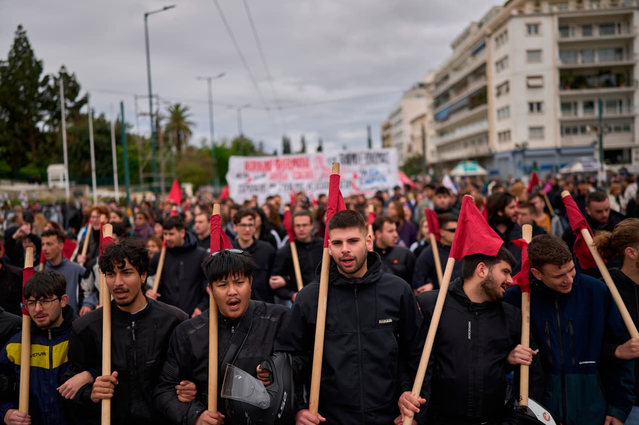 Manifestantes participan en una concentración para conmemorar el Primero de Mayo en Atenas.