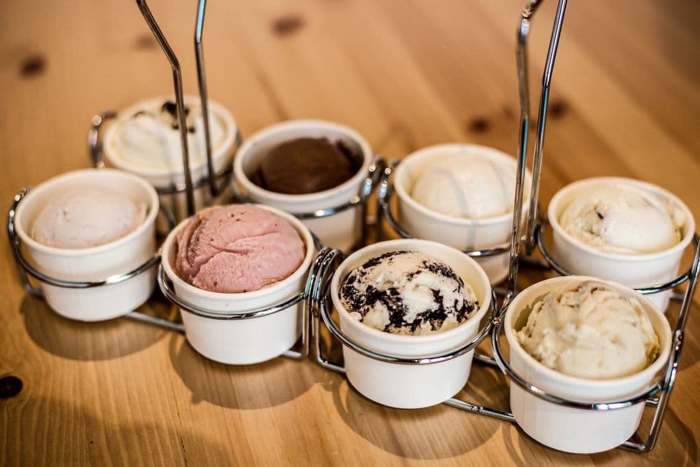 <b>Two Roosters Ice Cream</b>
<br>Dirección: 215 E Franklin St, Raleigh
<br>Teléfono: (919) 229-0491
<br>Sitio web: 
<a href="http://www.tworoosters.com">http://www.tworoosters.com</a> 
<br>
<a href="https://www.yelp.com/map/two-roosters-ice-cream-raleigh-3"><b>Cómo llegar</b></a>
<br>
<br>En Yelp, un usuario describió su experiencia en el local, así: “Nunca puedes equivocarte con Two Roosters Ice Cream. Mi elección es el sabor a miel de fresa tostada. La mejor parte es que no es súper dulce o pesado como en otros lugares. También tienen una lista rotativa de sabores aleatoreos que siempre son únicos y vale la pena probarlos”.