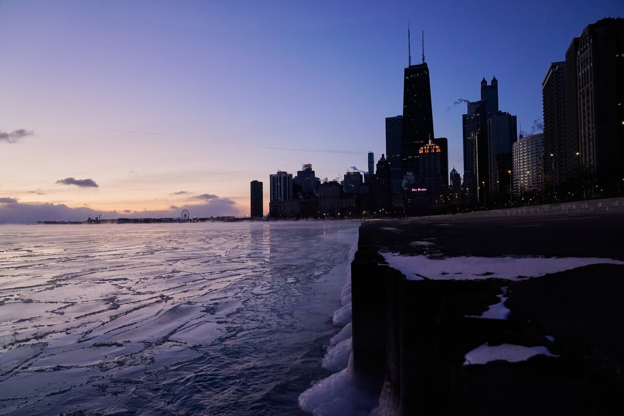 Ante estos riesgos, la Cruz Roja Americana emitió una serie de recomendaciones dirigidas tanto a residentes como a turistas, con el fin de evitar accidentes en cuerpos de agua congelados.
<br>
<br>“
<b>La Cruz Roja Americana insta a todas las personas que se encuentran cerca de un cuerpo de agua, si usted ve a una persona que está batallando en el agua o que ha caído por accidente, que arroje algo que pueda esa persona tal vez engancharse en sí en esa pequeña cosa y usted lo pueda jalar, pero no vaya usted porque puede ser que usted caiga víctima también,</b>” dijo Connie Esparza, portavoz de la Cruz Roja Americana.
<br>