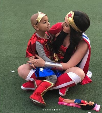 "Ojalá aquel día yo la haya hecho la mitad de feliz de lo que ella me hizo a mí. Ella quería conocer a la mujer maravilla en las alturas, y a mí me daba miedo no ser tan maravillosa como ella esperaba, además de que me dan mucho miedo las alturas, pero cuando vi su carita me derretí, se me quitó el miedo y me di cuenta que solo importaba el creer que todo era posible", escribió en Instagram. 
<br>