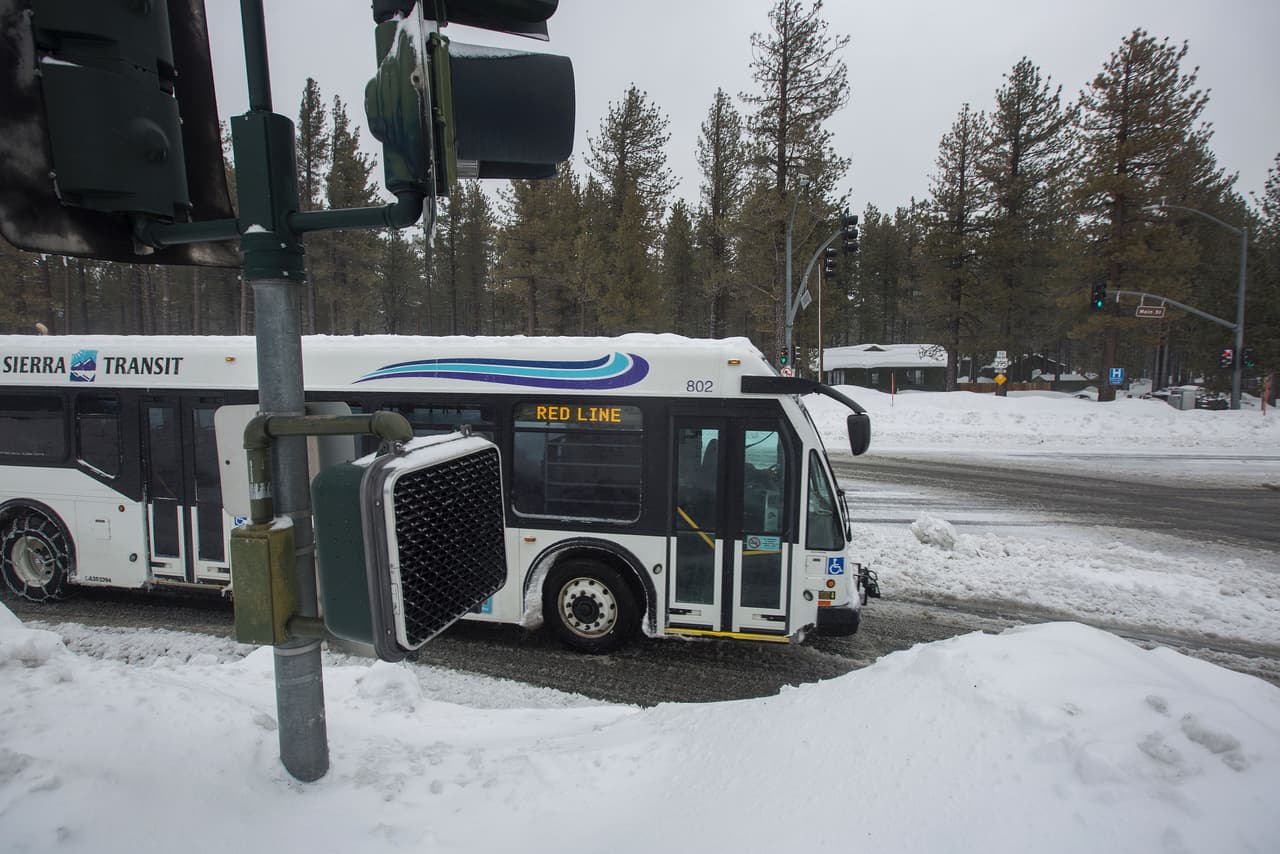 La cantidad de nieve continúa aumentando en el poblado de Mammoth Lakes, a 330 millas de San Francisco, tras el paso de varias tormentas a lo largo de California.