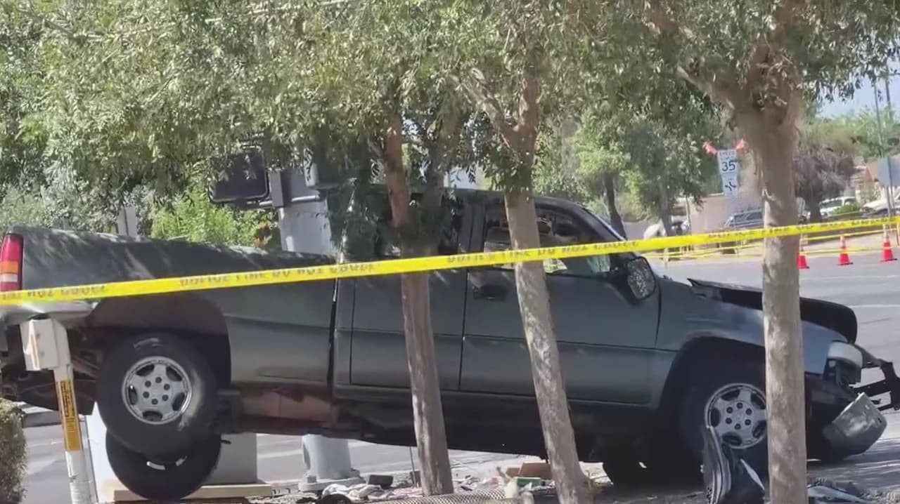 Una conductora salió expulsada de su vehículo por choque y volcadura en Glendale: Toma precauciones