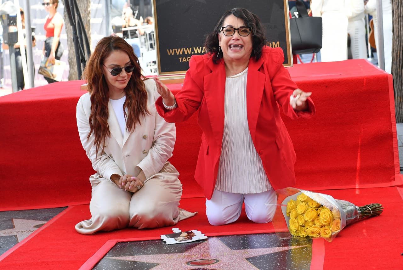 La señora Rosa Saavedra, mamá de Jenni Rivera, se emocionó durante la develación de la estrella para la cantante.
