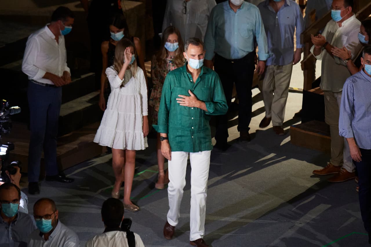 En medio de ambas crisis, la de su padre y la sanitaria, no dio marcha atrás, según informó 
<b><a href="https://elpais.com/gente/2020-08-04/los-reyes-y-sus-hijas-llegan-este-fin-de-semana-a-palma-para-comenzar-sus-vacaciones.html" target="_blank">El País</a></b> el martes 4 de agosto. 
<br>