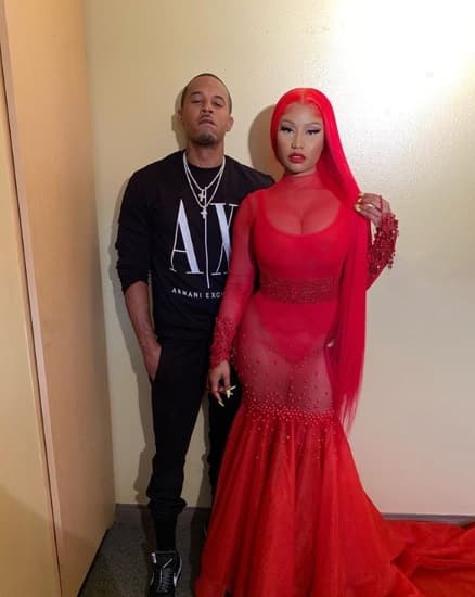 La arremetida de Minaj inició luego de que Mill aparentemente se burló en redes sociales de la vestimenta de 
<b><a href="https://www.univision.com/famosos/nicki-minaj-se-casara-con-kenneth-petty-en-80-dias-o-menos-aunque-no-habra-gran-boda-fotos" target="_blank">Kenneth Petty, esposo de la cantante</a></b> (con ella en la foto). 
<br>