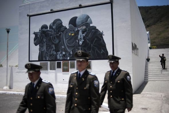 Tres altos oficiales de la Policía de Ecuador están detenidos mientras se realizan las investigaciones de la insubordinación policial del jueves, reveló el periódico local El Universo. El diario identificó a los detenidos como el coronel Edwin Marcelo Echeverría, jefe del Regimiento Quito Nº1, donde inició la rebelión; el coronel Julio Cueva, jefe del Distrito Metropolitano, y el coronel Jorge Rivadeneira, jefe del Comando de Pichincha, provincia de Quito.