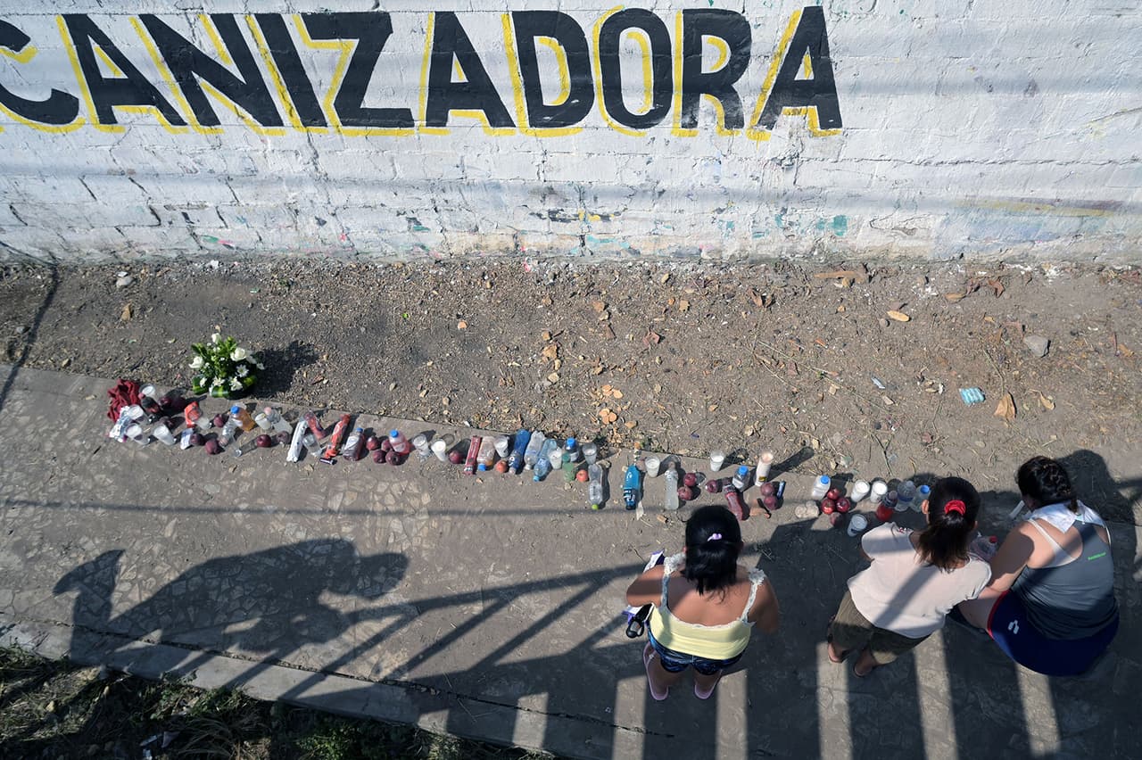 El presidente de México, Andrés Manuel López Obrador, dijo en su cuenta de Twitter que lamentaba "profundamente la tragedia ocasionada por la volcadura de un tráiler en Chiapas 
<b>que transportaba migrantes centroamericanos. Es muy doloroso. Abrazo a los familiares de las víctimas".</b>
