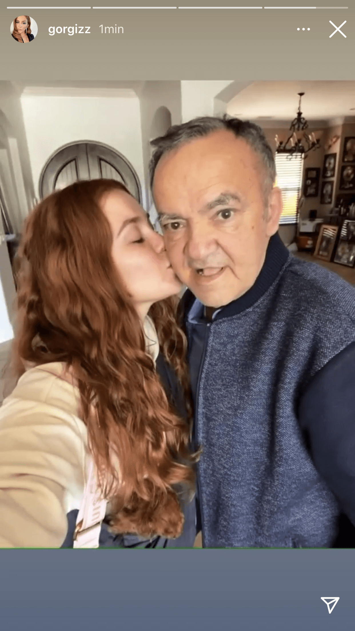 La jalisciense informó que su papá, Luis Chávez Núñez, murió en Ciudad Guzmán, Jalisco, a los 70 años.
<br>