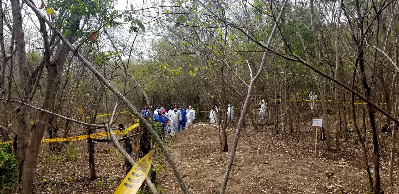 Familiares de desaparecidos buscando en fosas clandestinas el jueves 28 de febrero de 2019.