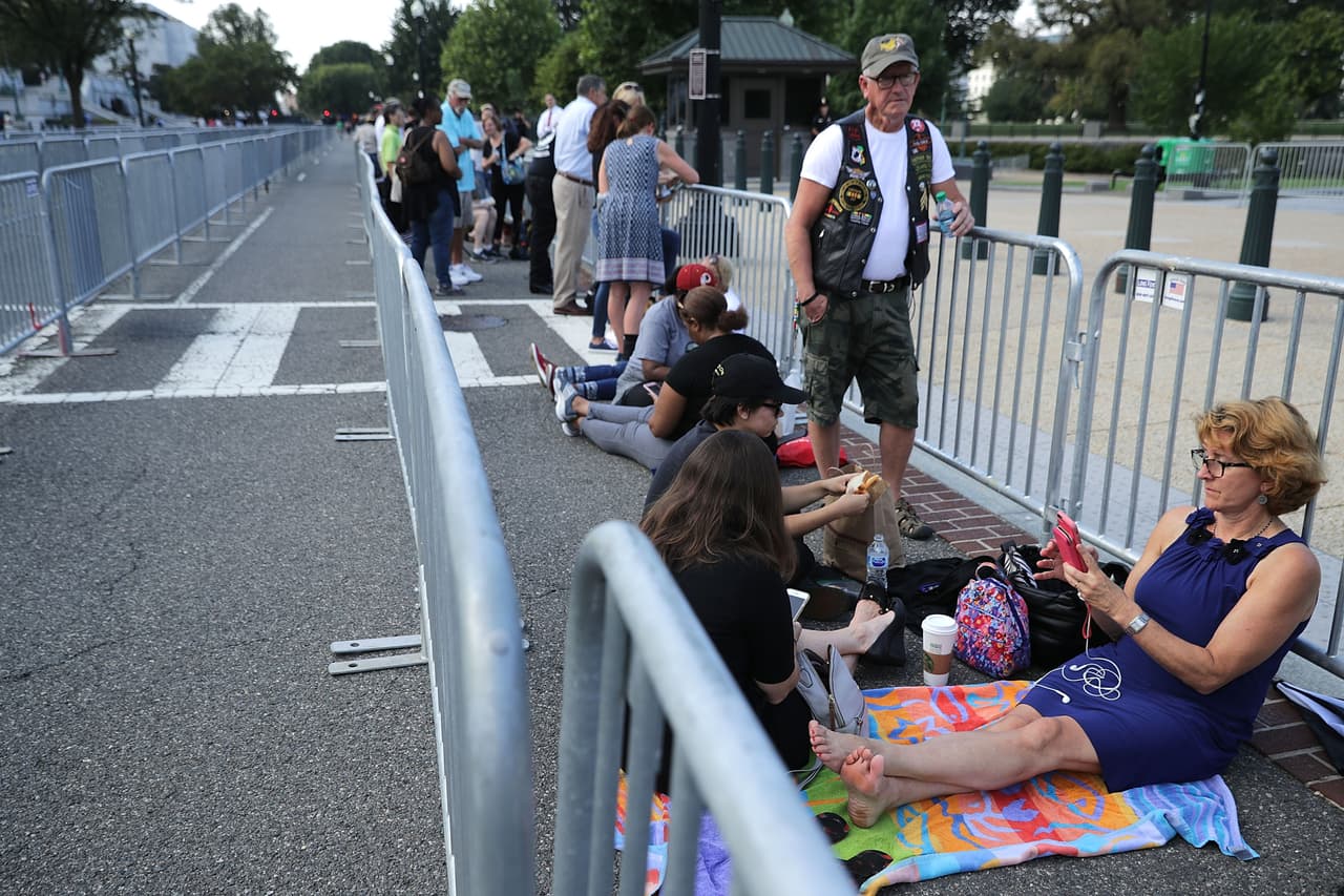 Algunos de los que hacen fila decidieron sentarse en el piso para esperar su turno de entrar al Capitolio.