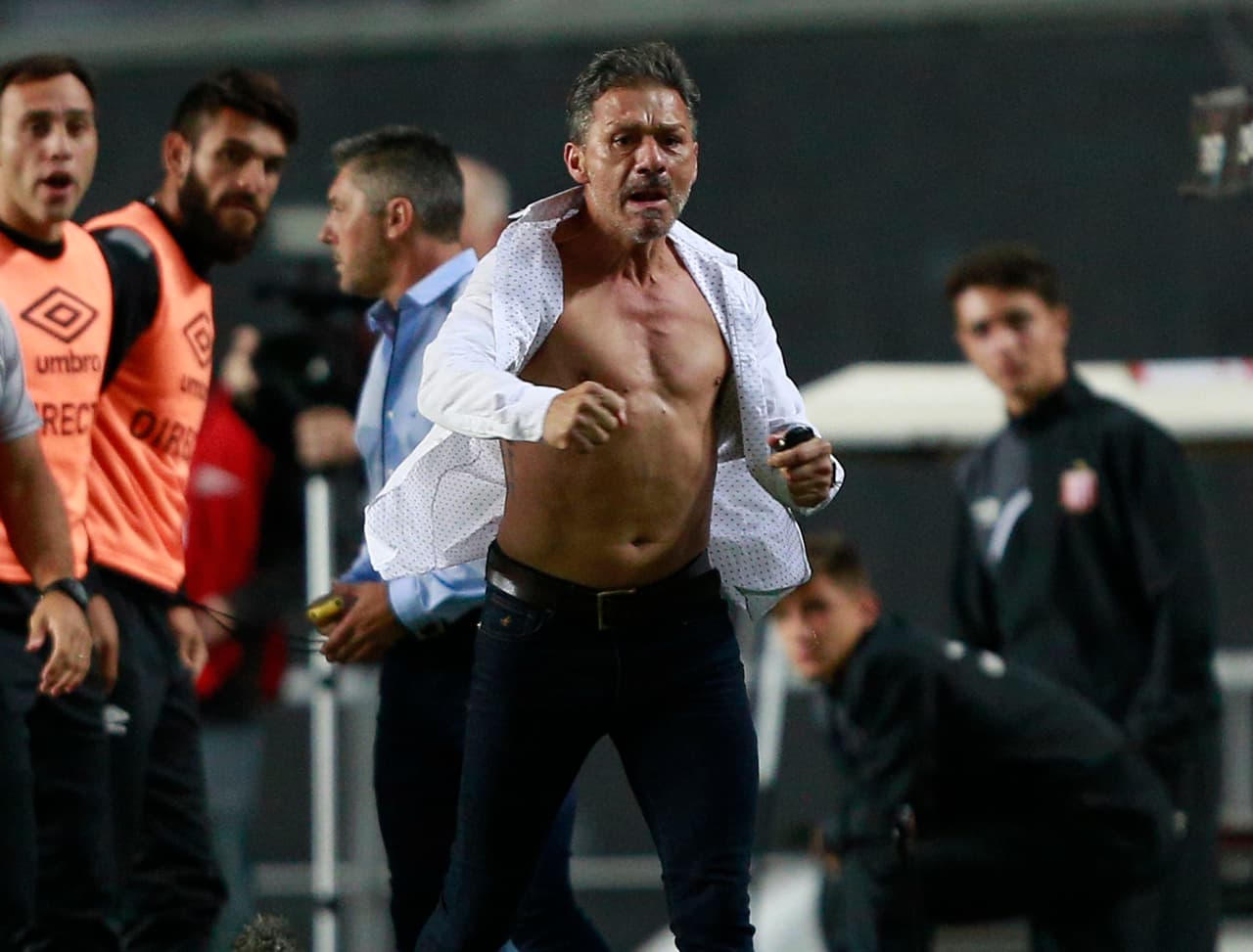 Nelson Vivas ya estaba muy caliente tras caer goleado en Medellín ante el Atlético Nacional por Copa Libertadores y estar eliminado del torneo continental.