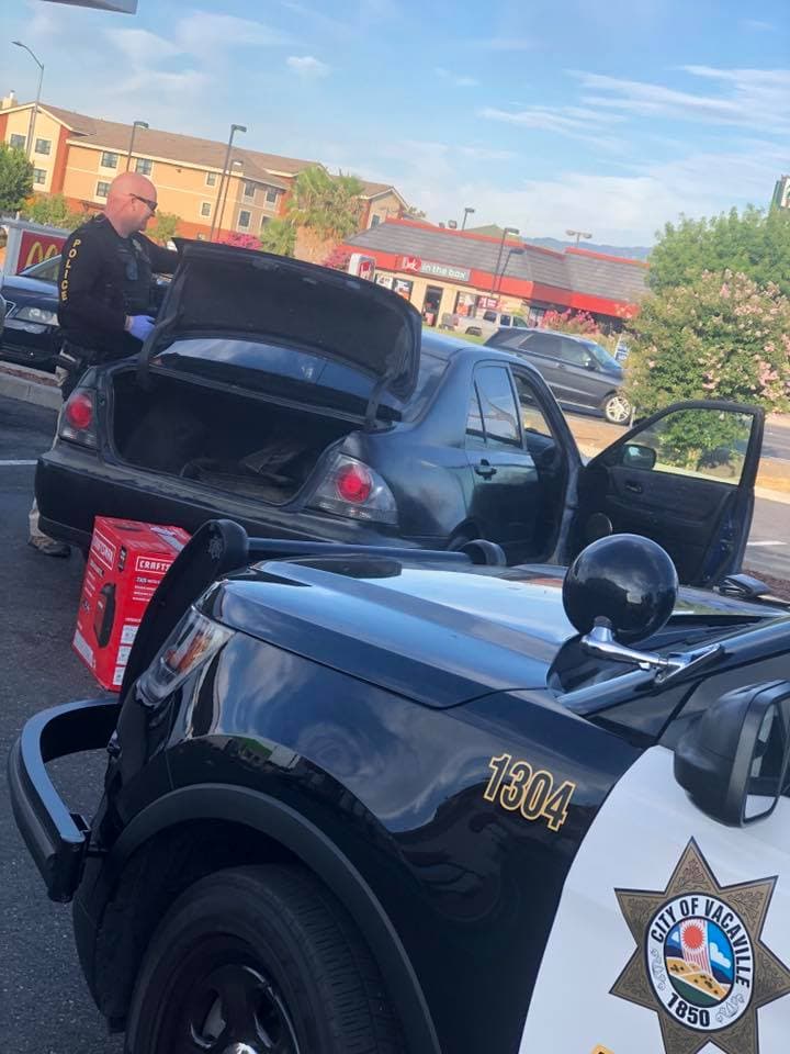 Cuando oficiales recibieron más información de los empleados, descubrieron que en Fairfield se había reportado un crímen parecido tan solo 15 minutos anteriormente.