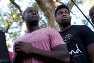 Josephus Weeks, izquieda, sobrino de Eric Duncan, y su hijo, Josephus Weeks junior.