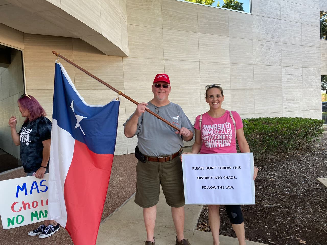 Varios padres de familia llegaron desde temprano para protestar afuera del distrito.
<br>