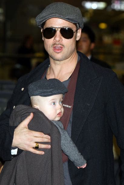 Angelina dio a luz a los gemelos Knox y Vivienne el 12 de julio de 2008. Al enero siguiente, toda la familia viajó a Japón. Brad cargó a su hijo.