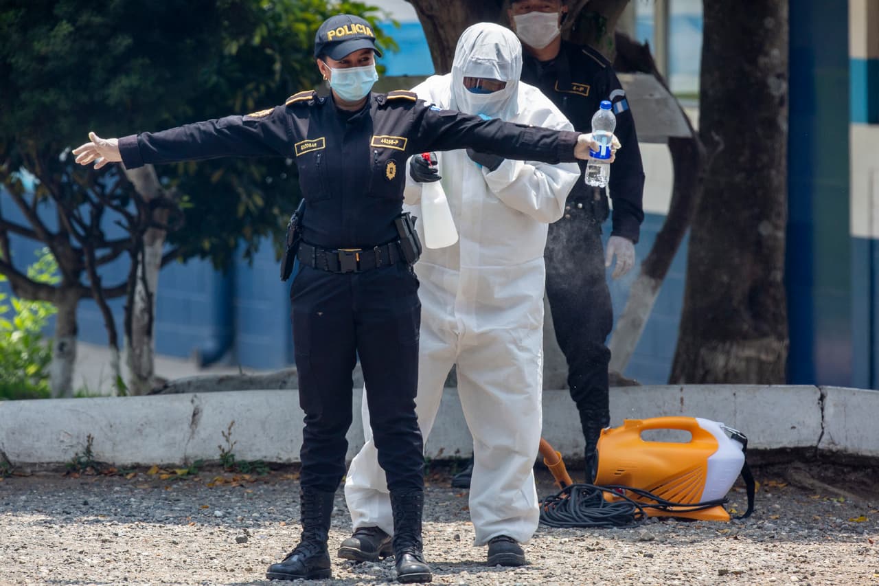 También desinfectan a una oficial de policía que custodia el refugio.